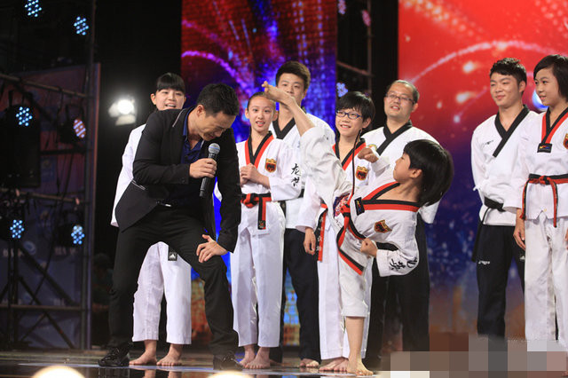 杨威“以身犯险”挑战小正太