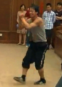 疯狂观众吟诗自残后满地打滚