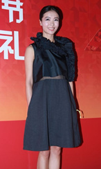 齐溪黑裙彰显高贵气质