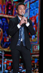 邓超帅气亮相致敬青春