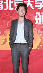 陈柏霖西装亮相人气高