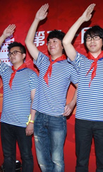 潘粤明海魂衫红领巾行队礼