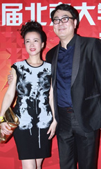 高亚麟何晴亲昵搂抱 