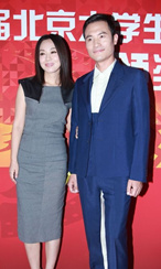 闫妮优雅牵手耿乐笑开颜