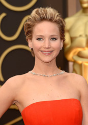 詹妮弗劳伦斯烈焰抹胸红裙亮相 意外滑倒出糗