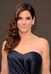 桑德拉·布洛克角逐影后 抹胸褶皱裙装别具一格