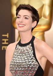 安妮海瑟薇盔甲装上阵 短发娇俏大秀美背