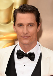 马修·麦康纳白色西装亮相 为戏减肥瘦脱形