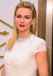 娜奥米·沃茨着白裙高贵亮相 搔首弄姿勾魂摄魄