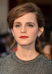 艾玛·沃特森红唇烈焰亮相 透视装显成熟