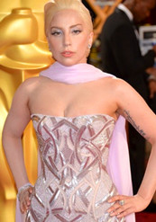 Lady Gaga超高调亮相 低胸爆乳装性感迷人