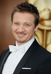 《美国骗局》杰瑞米帅气亮相 大赞复古服装