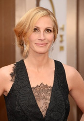 茱莉亚·罗伯茨美艳登场 黑色深V纱裙性感神秘