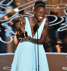 最佳女配露皮塔亮相 深V长裙端庄美丽