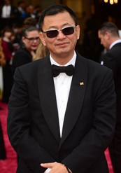 王家卫黑超现身 携张叔平亮相奥斯卡红毯