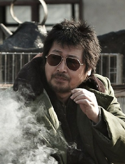 黄海关键词:狗点评:大量的手摇镜头拍摄,老绵和朝鲜族人吃狗肉,拿狗骨