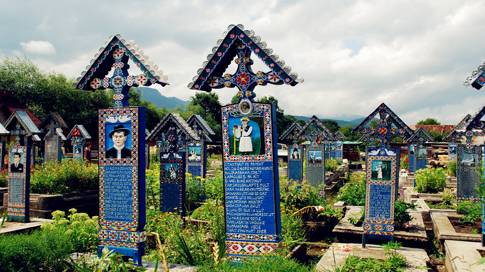 欢乐的墓地!罗马尼亚小镇俏皮的木碑文化