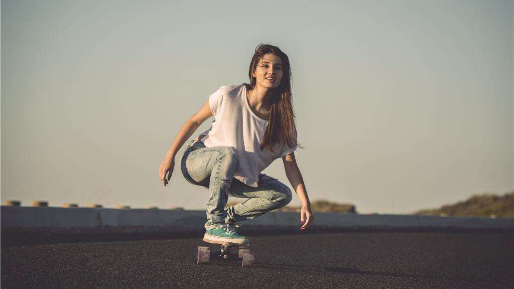 长板女神一双美腿上演滑板芭蕾