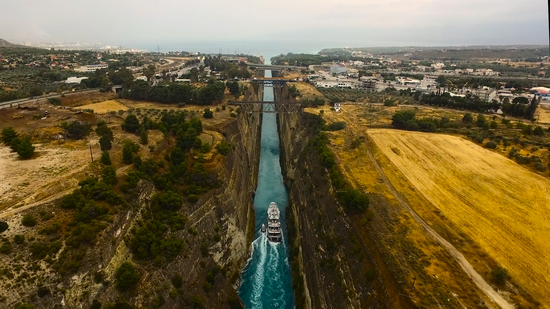 世界上开凿最深的运河 深而笔直让人望而生畏