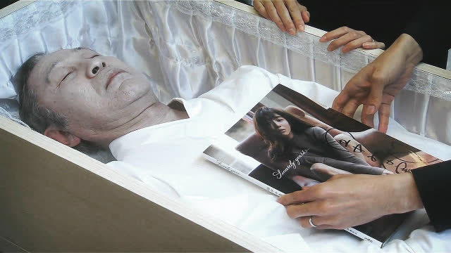 老头心愿未了,火化4次都不成功,直到放进一本美女杂志!