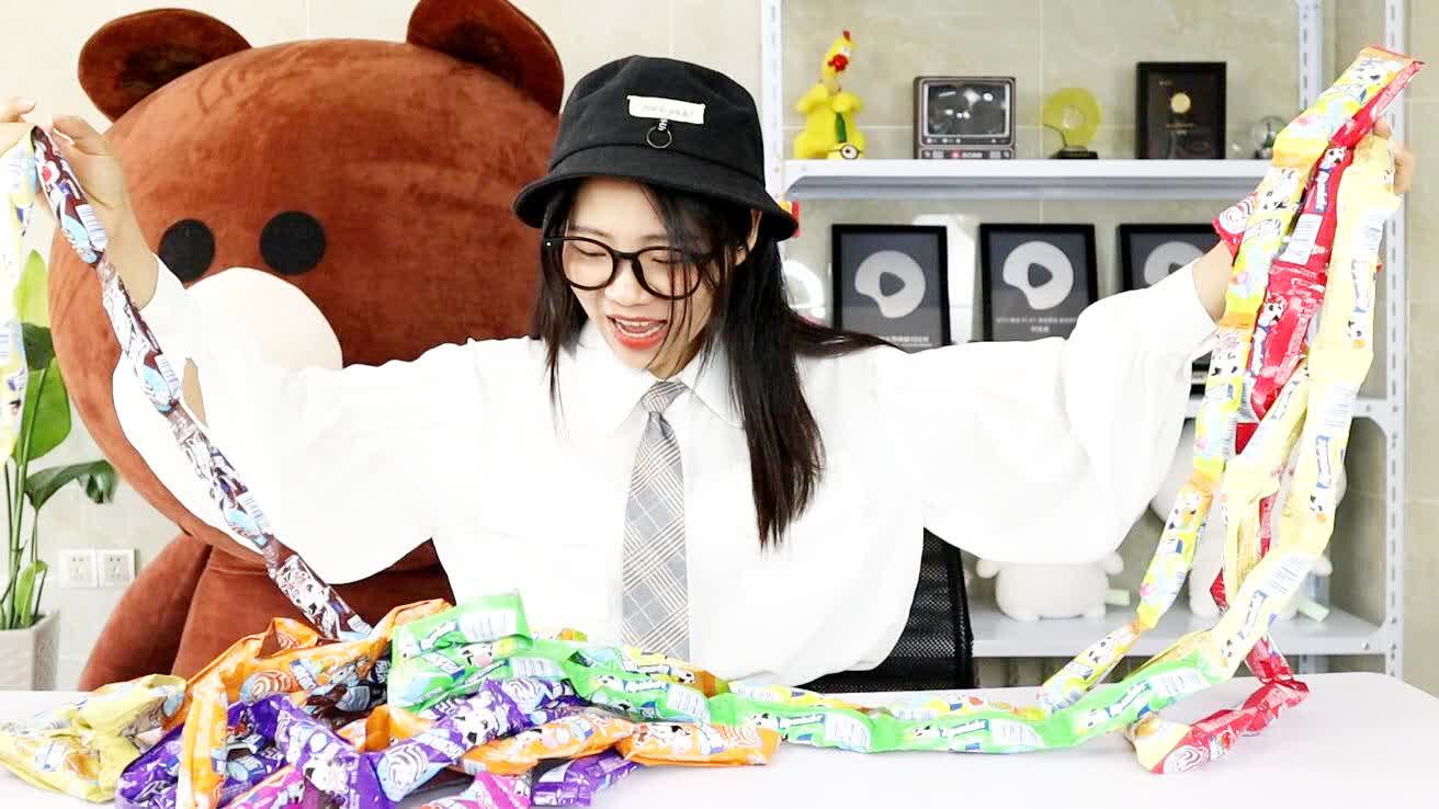 【阿鱼酱】把100颗棒棒糖连在一起,藏在衣袖里,给梁东海一个惊喜