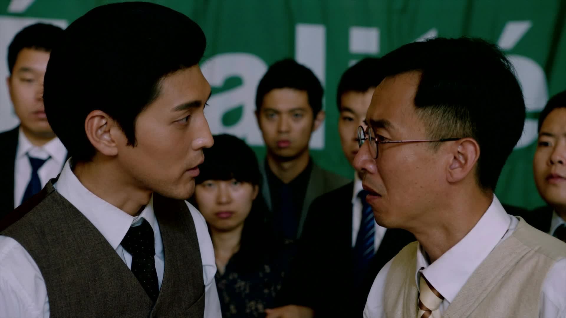 警察将大学包围,黄震鹏逃出报信