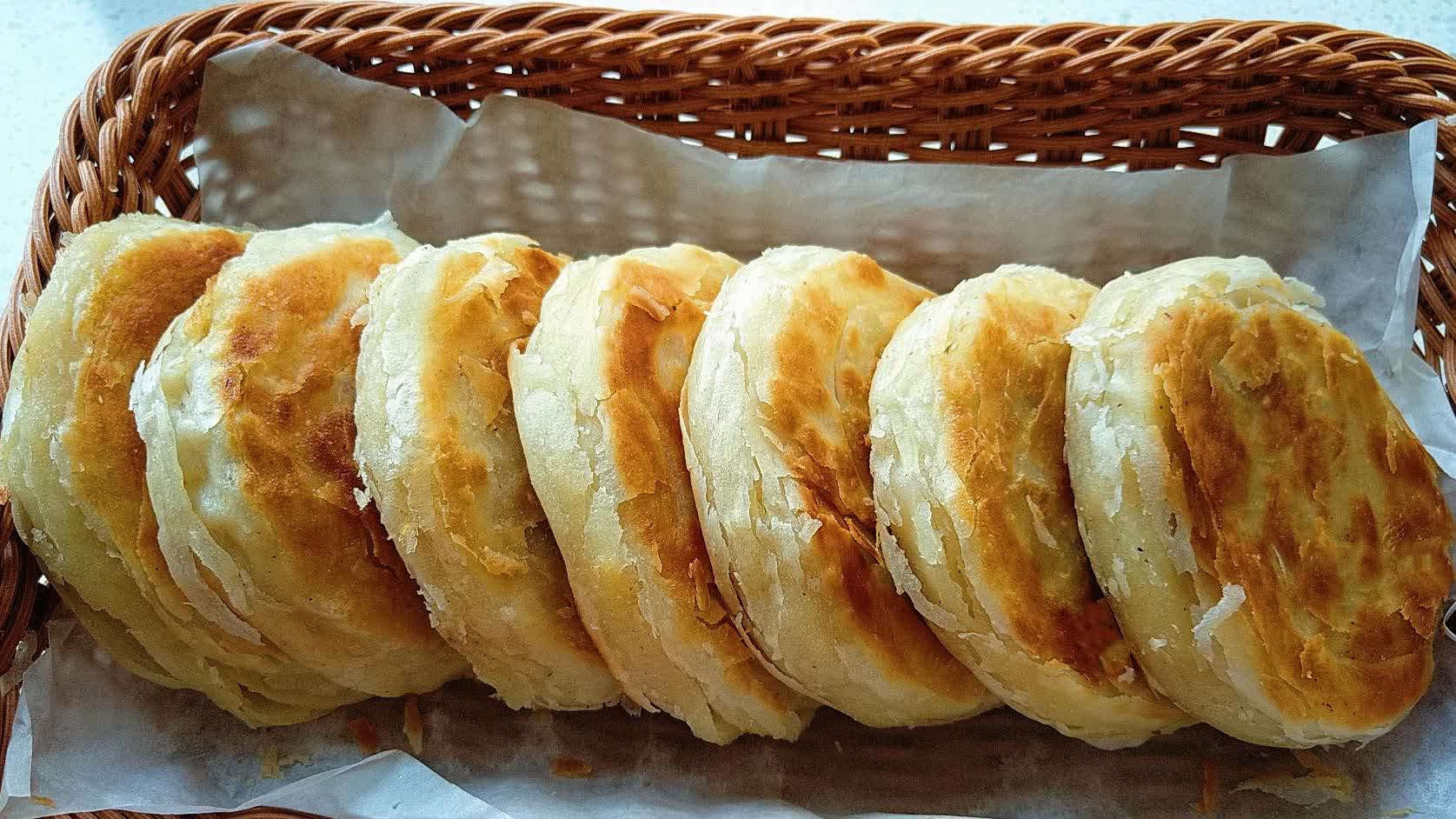 茄子:香酥鲜肉饼,外面卖4元一个,排队10分钟才能买到,做法详细讲解