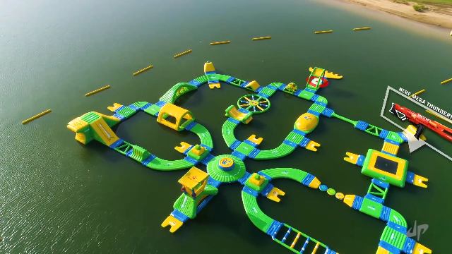 水上乐园漂浮岛挑战!选手蒙着眼睛极限挑战!