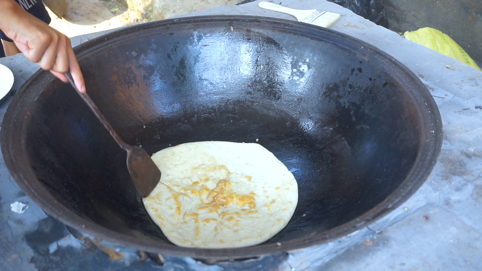 在废弃小院开荒种菜,用铁锅烙大饼配上小葱这味道绝了