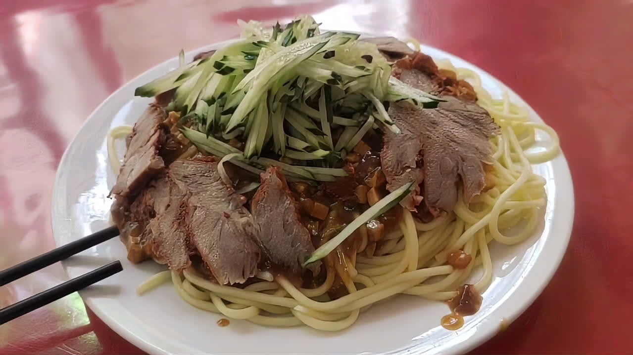 甘肃敦煌特色驴肉黄面真好吃,敦煌夜市真大真热闹