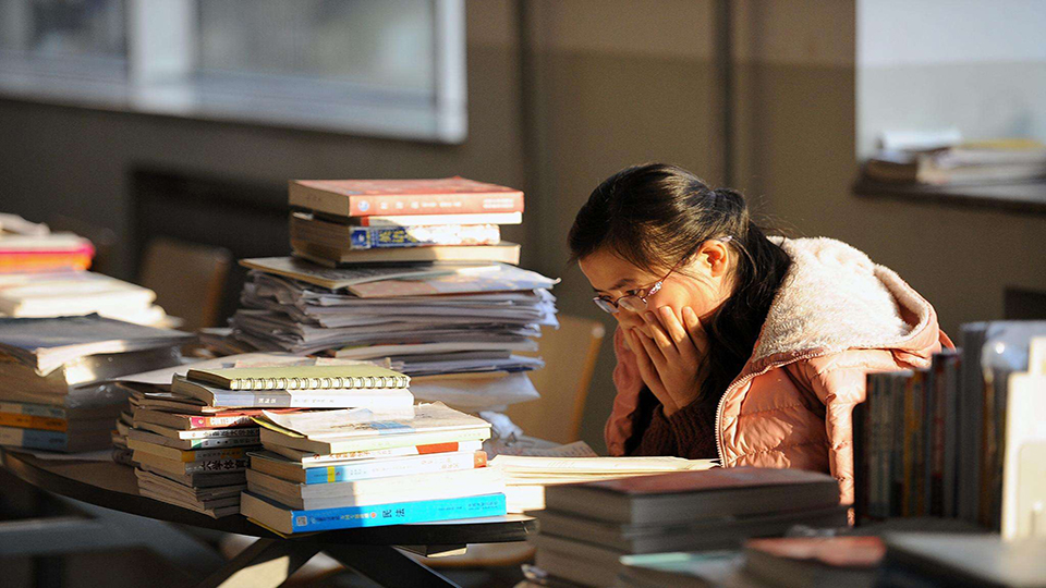 考研女生录学习视频 上万粉丝监督鼓励:压力大
