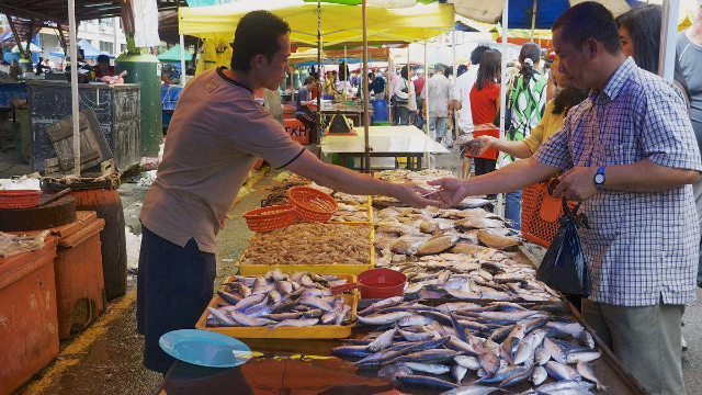 女子超市买鱼,不料被鱼缸中大鱼跃起砸伤